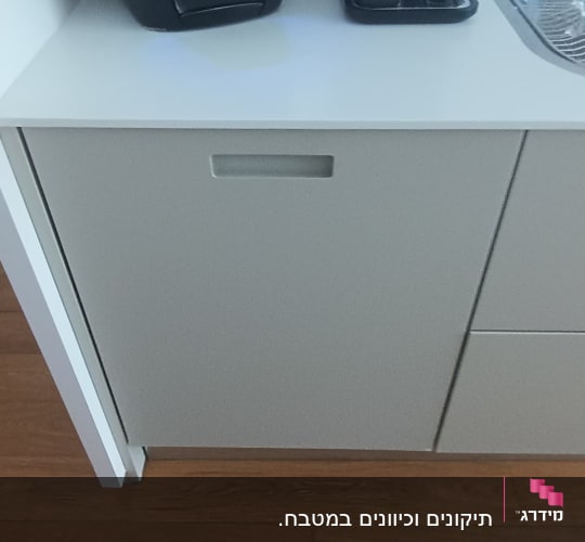 מכונת קפה על משטח מטבח ליד כיור